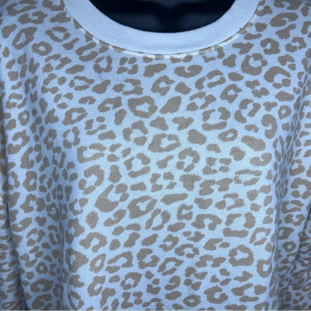 MEDIUM TIME AND TRU WHITE BEIGE LEOPARD ANIMAL PRINT SWEATSHIRT LONG SLEEVE